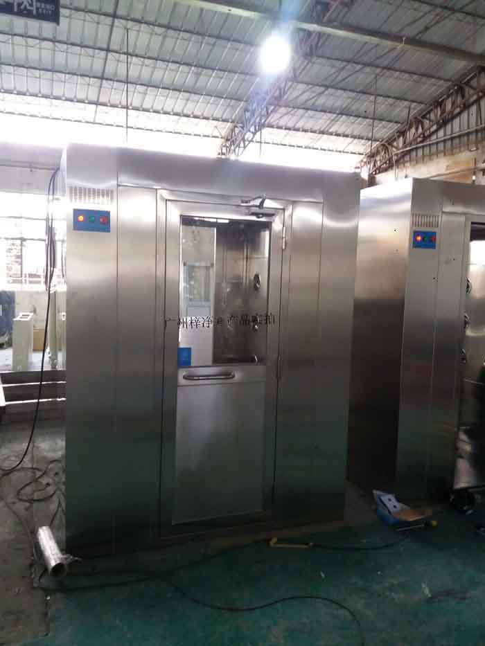 風淋室應(yīng)配備高效過濾器，確保過濾效率達到行業(yè)要求。