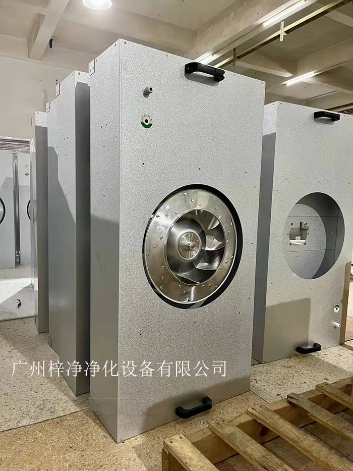 直流FFU適用于半導體、電子、平板顯示器和磁盤驅動器的廠家及光學、生物工業及其它對空氣中污染有嚴格控制要求的地方。