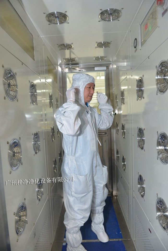 在風淋室內站立，保持身體不動，讓高速氣流從正面吹拂全身。