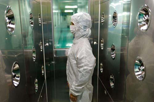 風淋室和貨淋室吹淋過程產生的灰塵通過三重機制實現定向處理。