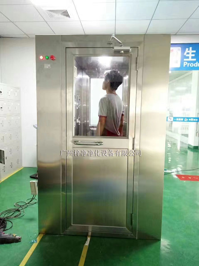 風淋室和貨淋室通常配備有集塵設備，如高效過濾器、吸塵器等。吹淋過程中脫落的灰塵和雜質會被這些設備收集。