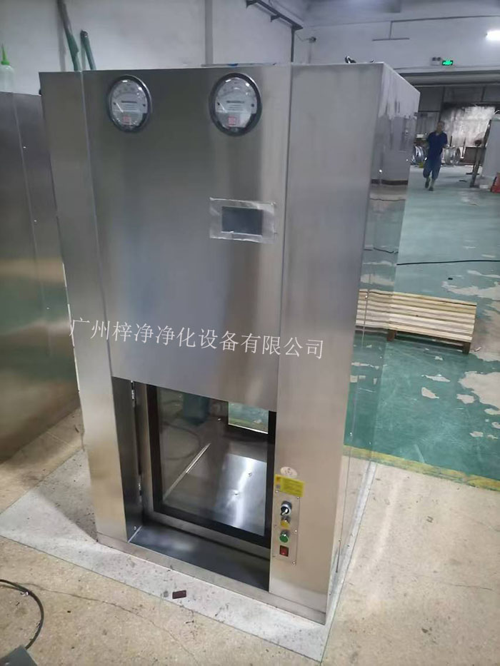 傳遞窗是一種用于潔凈室內(nèi)部或潔凈室與外界之間傳遞物品的設備，可以防止外部污染進入潔凈室。