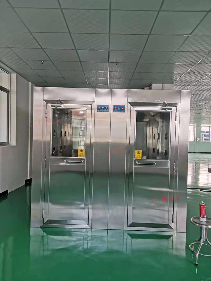 風淋室主要功能是通過快速氣流的作用，去除人員和物料表面攜帶的塵埃和微生物，以確保進入潔凈室的人員和物料不會污染車間環境。