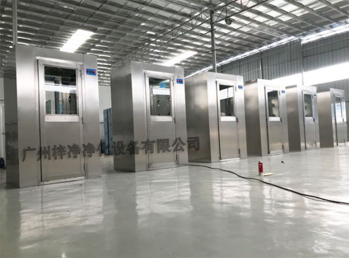 風(fēng)淋室可以有效去除進入實驗室人員的衣物、頭發(fā)等表面攜帶的塵埃和微粒，降低實驗室內(nèi)的污染風(fēng)險。