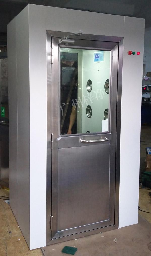 1200型風(fēng)淋室是進入潔凈室所必需的通道，可以減少進出潔凈室所帶來的污染問題。